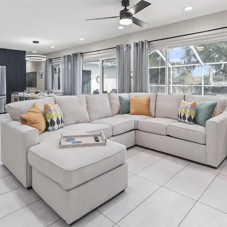 Paradise In Blue Is A 5Br Contemporary Modern Screened In Heated Pool Home That Sleeps 12 In Temple Terrace Neighborhood Near Busch Gardens & Usf